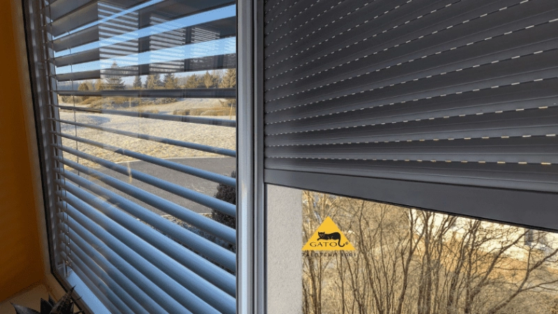 Venkovní rolety vs. venkovní žaluzie: Co je lepší volba pro váš dům?