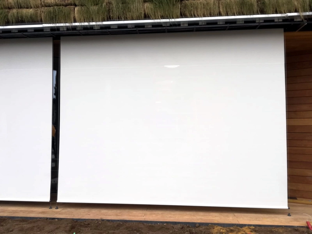 Screenová venkovní roleta, s lanky