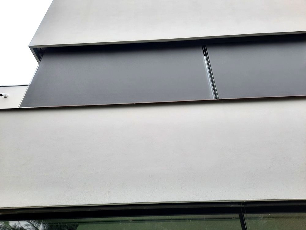 Screenová venkovní roleta, s lanky