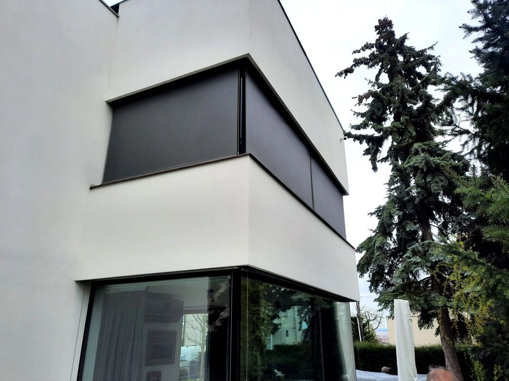 Screenová venkovní roleta, s lanky