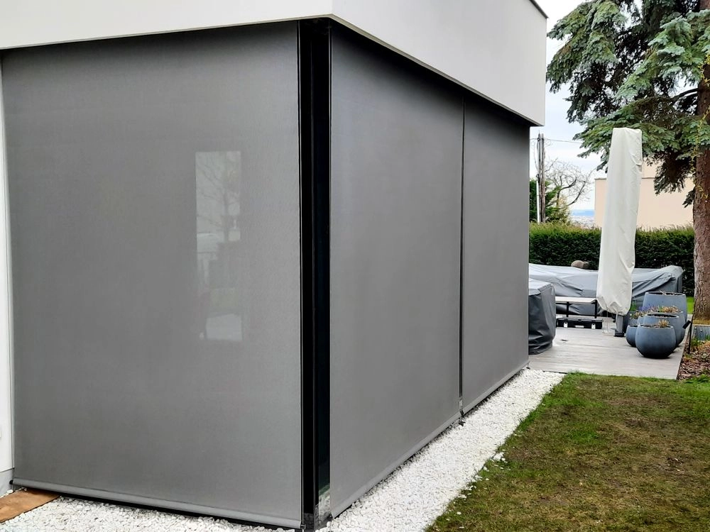 Screenová venkovní roleta, s lanky