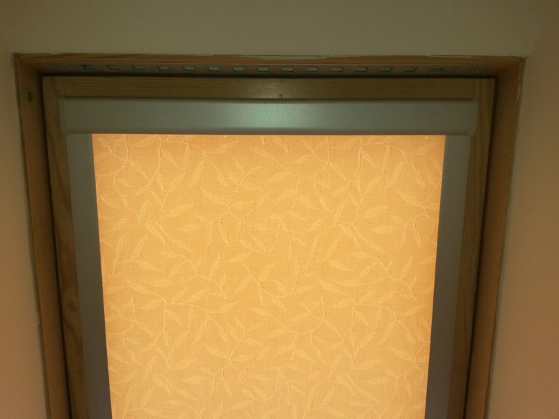 Interiérová roleta na střešní okna s bočními krycími lištami