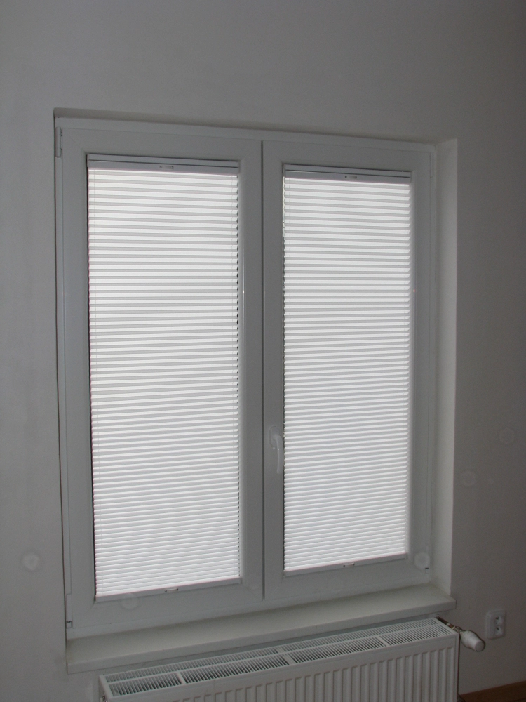 Roletka plisé na plastová a euro okenní křídla, stínění všemi směry