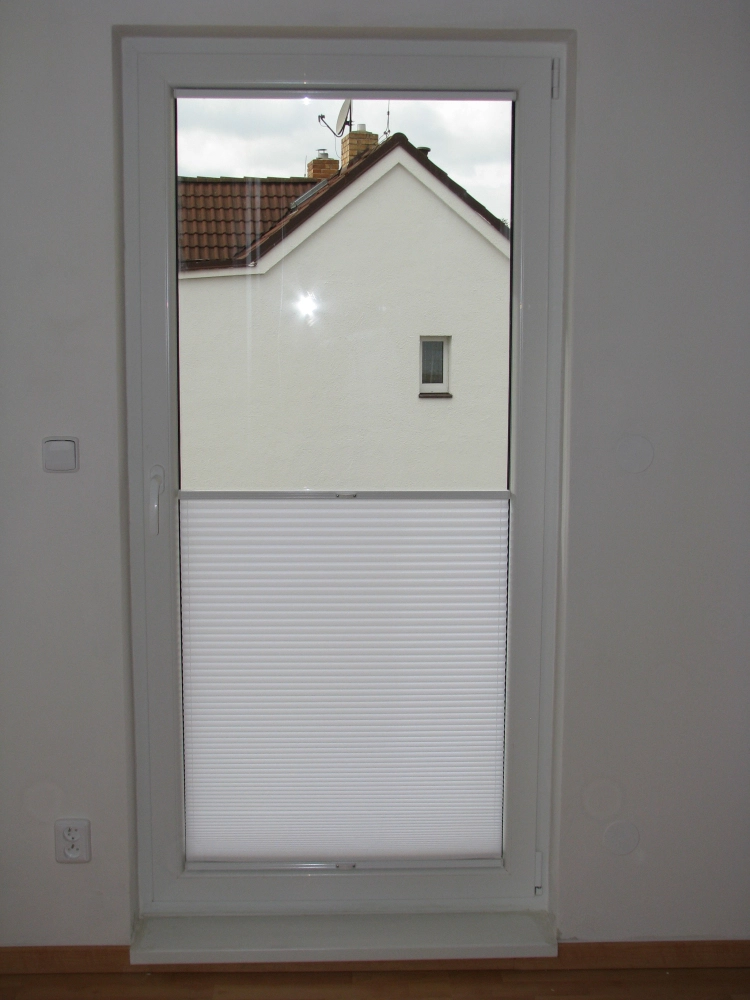 Roletka plisé na plastová a euro okenní křídla, stínění všemi směry