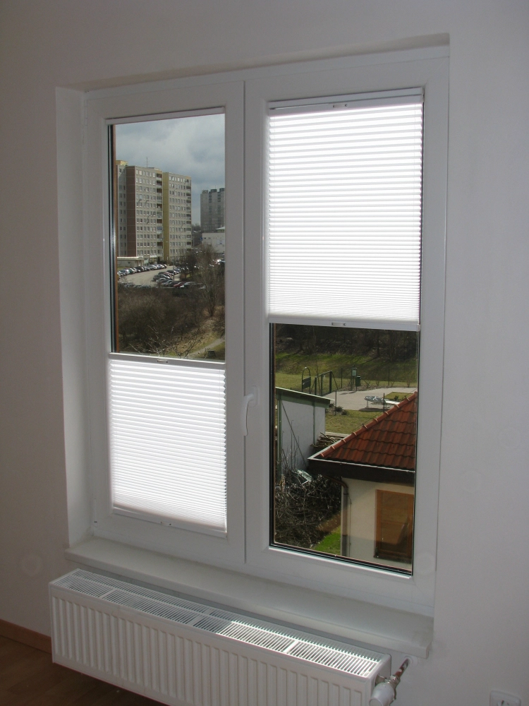 Roletka plisé na plastová a euro okenní křídla, stínění všemi směry