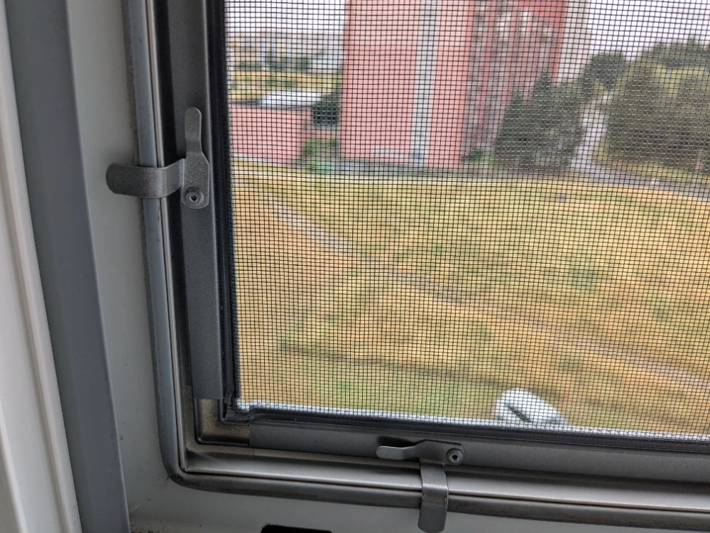 Okenní sítě proti hmyzu na plastová a eurookna