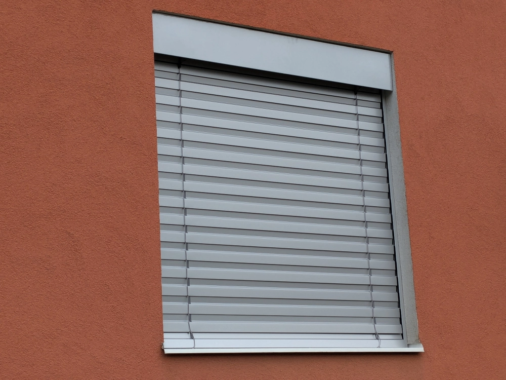 Venkovní žaluzie, lamela ve tvaru Z