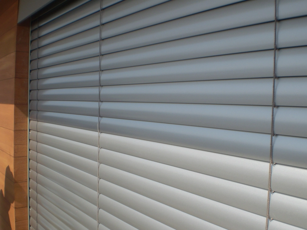 Venkovní žaluzie, lamela ve tvaru C, celostínící