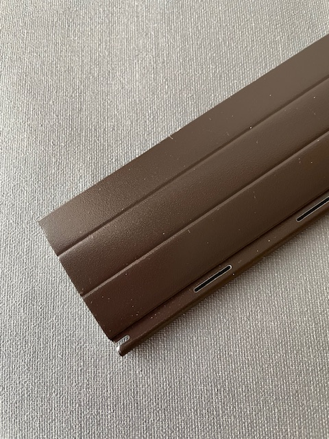 barva tmavě hnědá