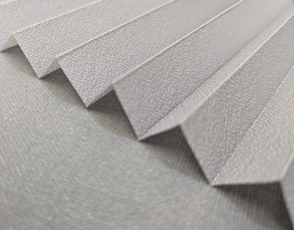 Šedá plisé zastiňující