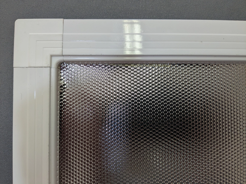 Okenní sítě proti hmyzu na plastová a eurookna, s reflexní fólií, s otvorem pro mobilní klimatizaci